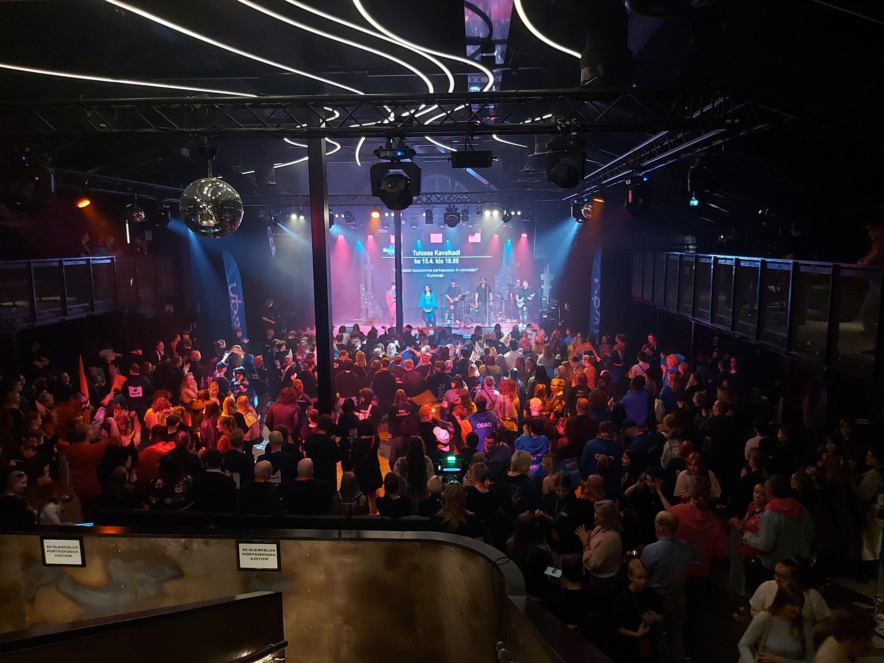 Tavara-aseman yleisö juhlahämyssä.