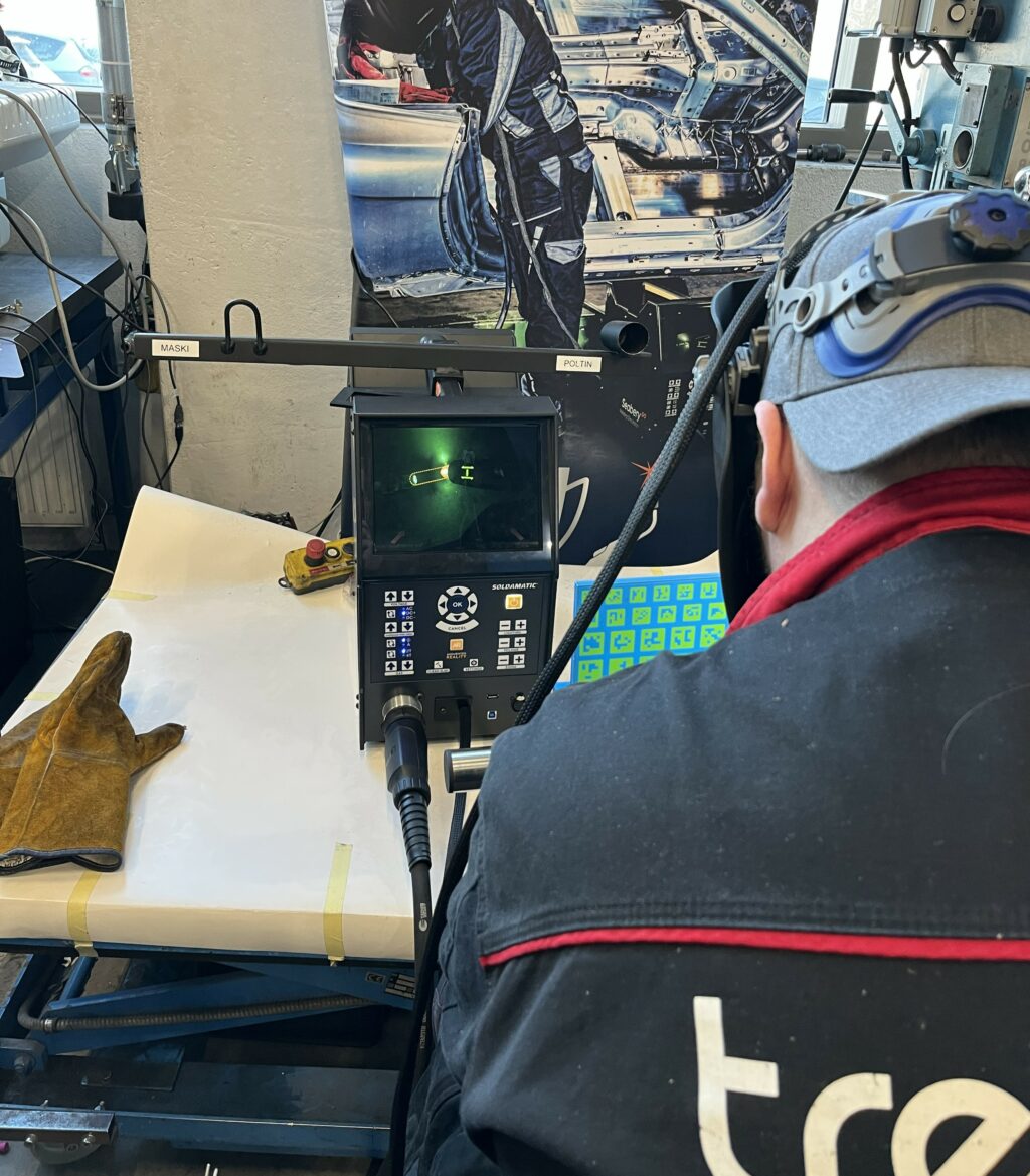 Opiskelija hitsaussimulaattorilla.