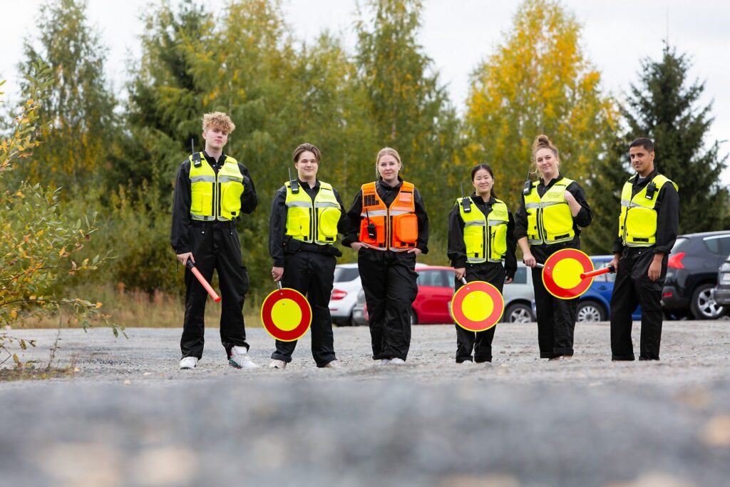 Turvallisuusalan opiskelijoita.