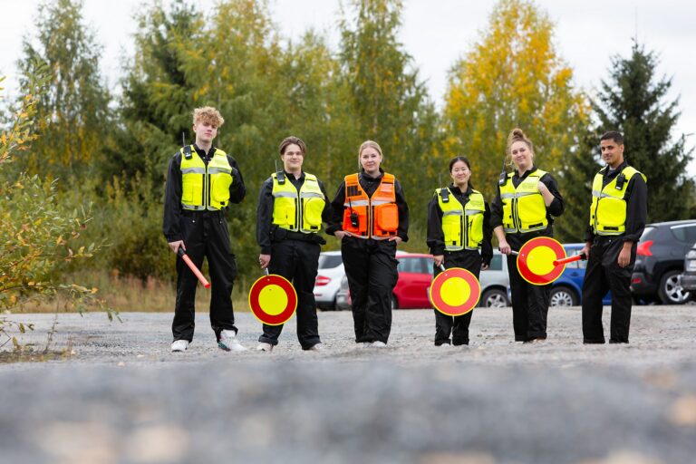 Turvallisuusalan opiskelijoita.