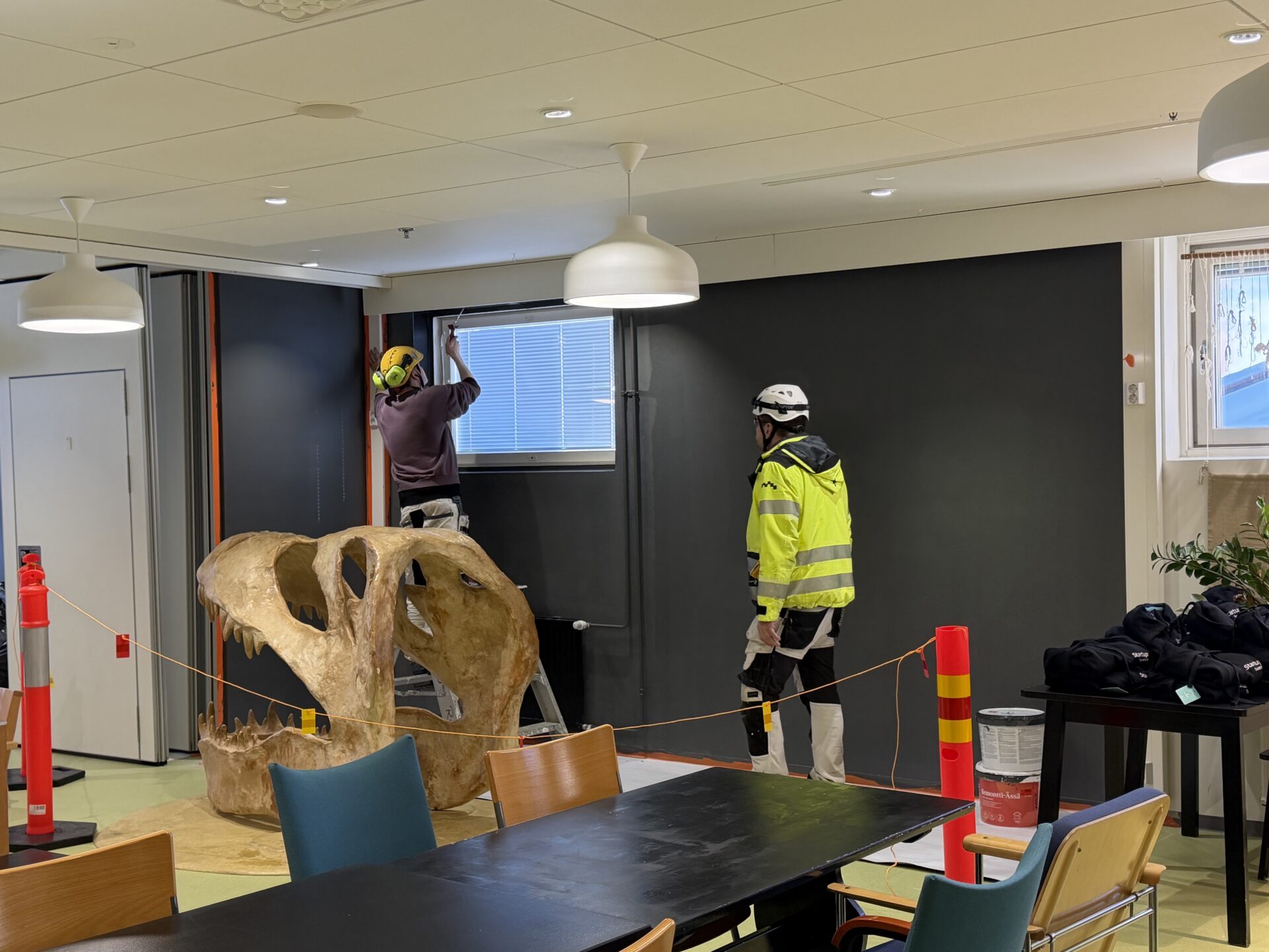 Pintakäsittelyalan opiskelijat maalaamassa.