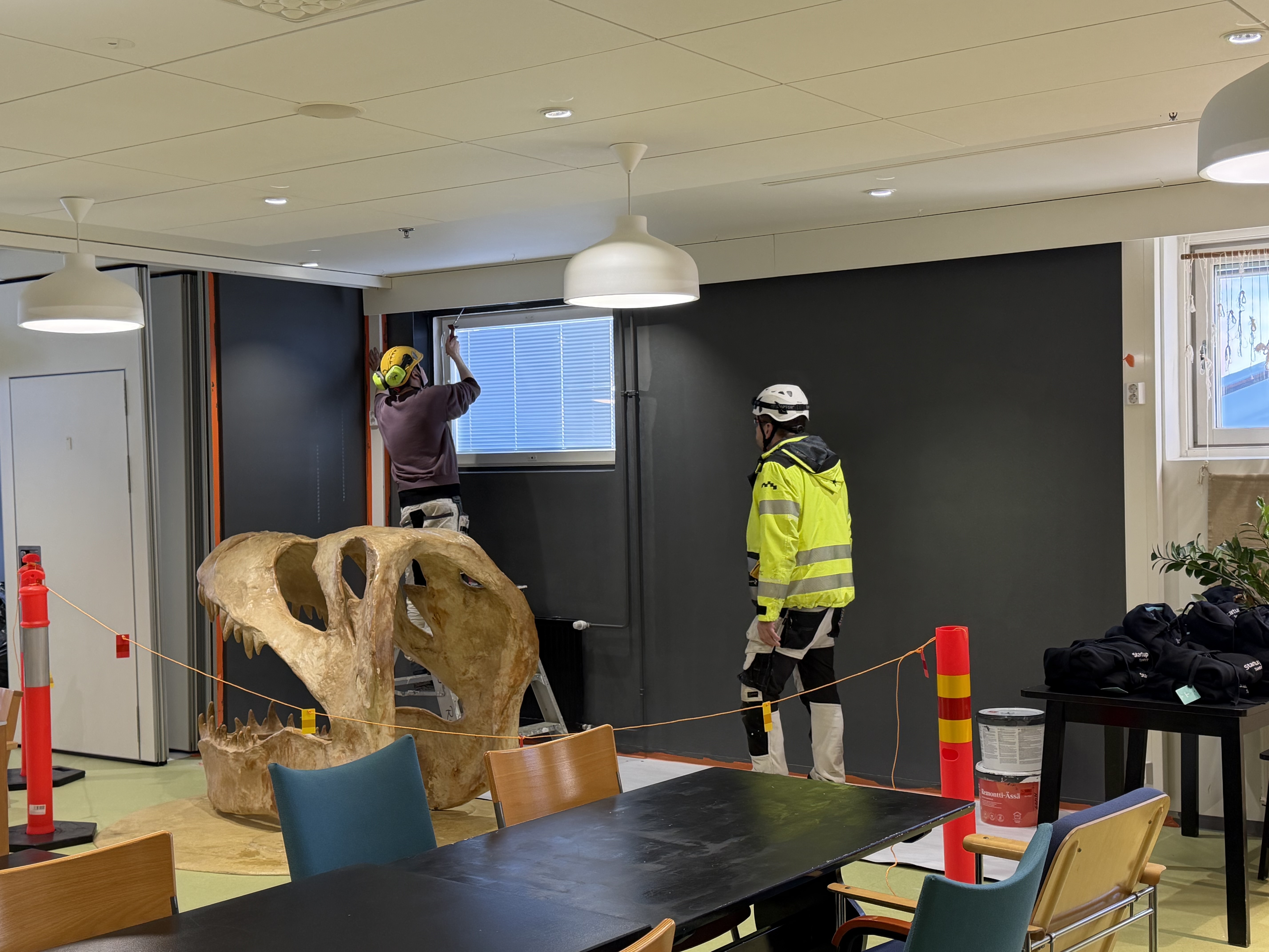 Pintakäsittelyalan opiskelijat maalaamassa.