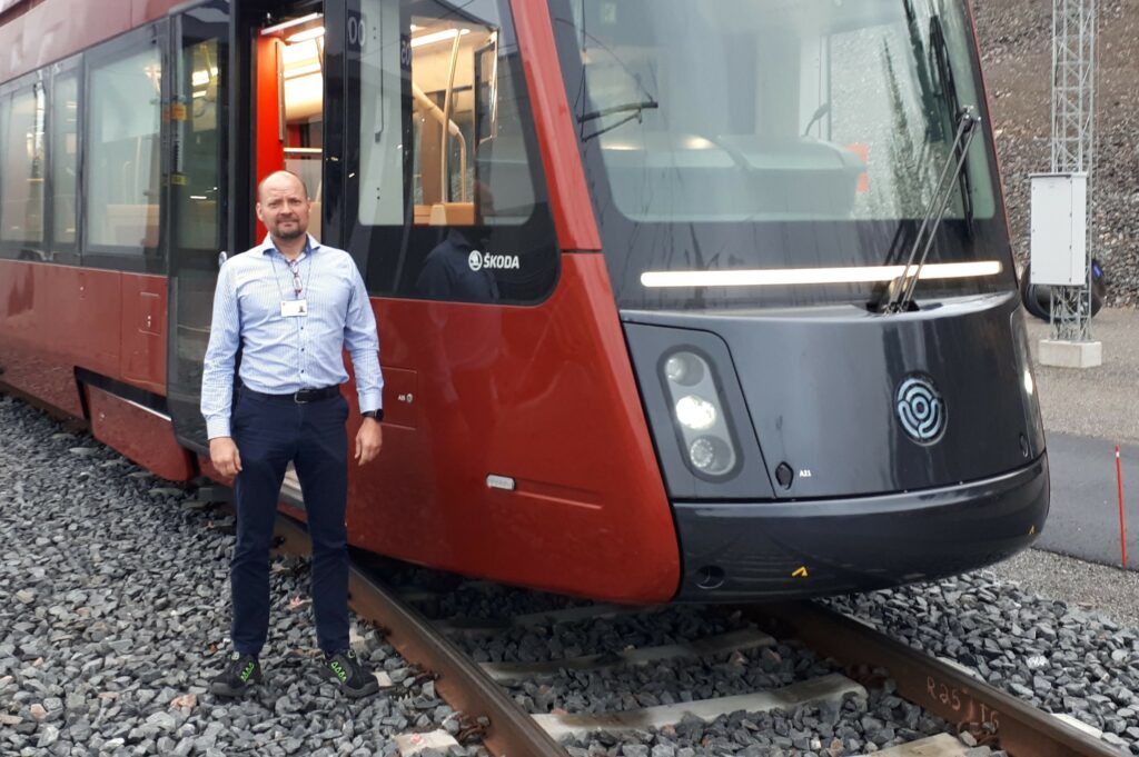 Kimmo Eiranto raitiovaunun vierellä.