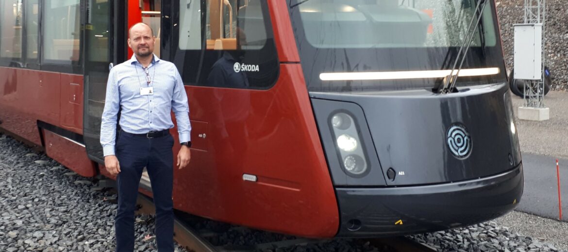 Kimmo Eiranto raitiovaunun vierellä.