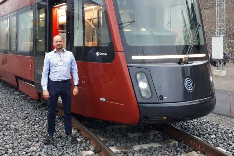 Kimmo Eiranto raitiovaunun vierellä.