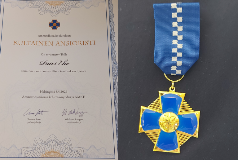 Kunniakirja ja kultainen mitali.