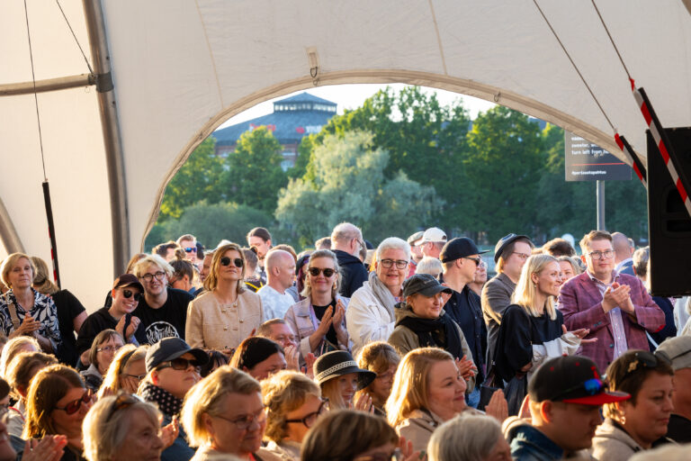 Yleisöä teltassa.
