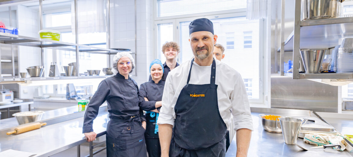 Ravintola- ja cateringalan opettaja ja opiskelijoita.